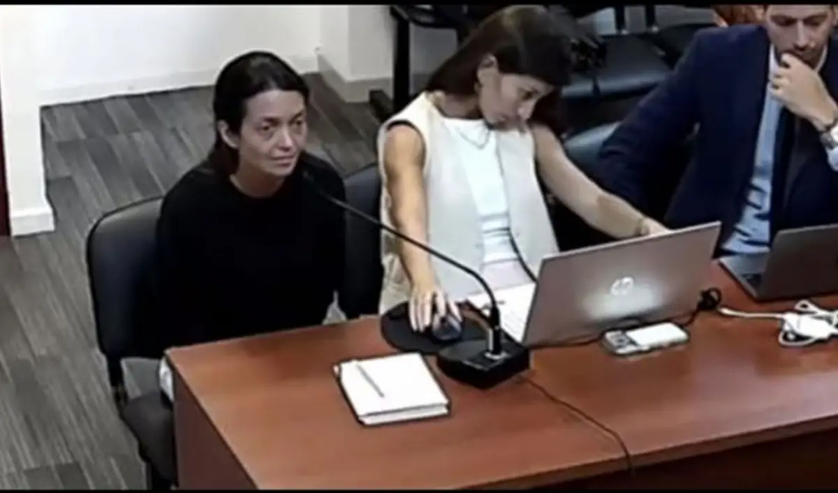 TENSA ESPERA. La empleada judicial Justina Gordillo, junto con su defensora María Florencia Abdala, antes de que comenzara la audiencia. CAPTURA DE VIDEO