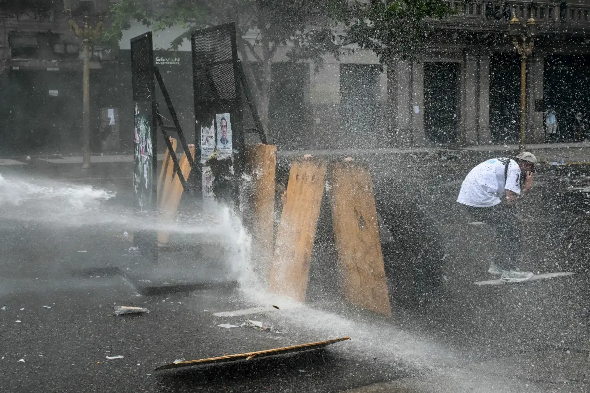 VIOLENCIA A LAS AFUERAS DEL CONGRESO. Detuvieron al primer manifestante acusado de causar destrozos y armar bombas molotov. 
