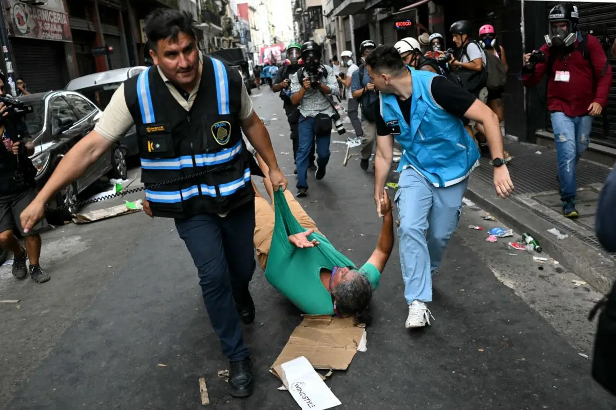 Otra imagen de los incidentes fuera del Congreso