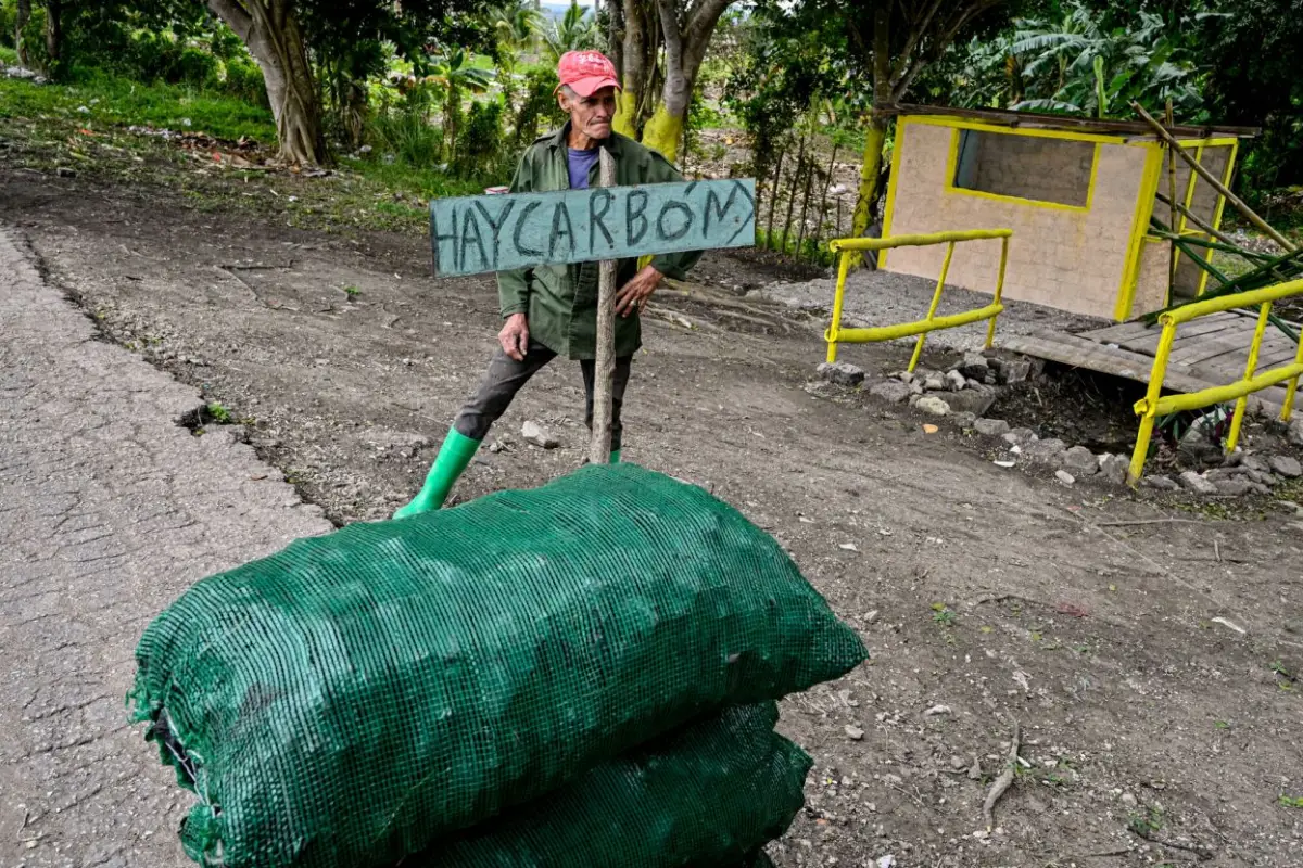 PACIENCIA. Elio Galván espera clientes en una ruta cerca de La Habana.