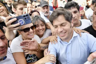 Kicillof se sumó a la marcha contra la reforma laboral y cuestionó al Gobierno de Milei