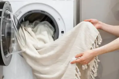 El truco de la cucharada de azúcar para lavar las cortinas y dejarlas como nuevas