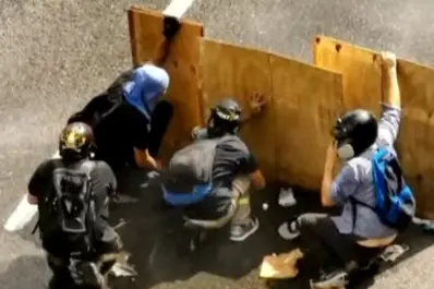 Video: a la vista de todos, así armaban bombas molotov y las arrojaban a la policía