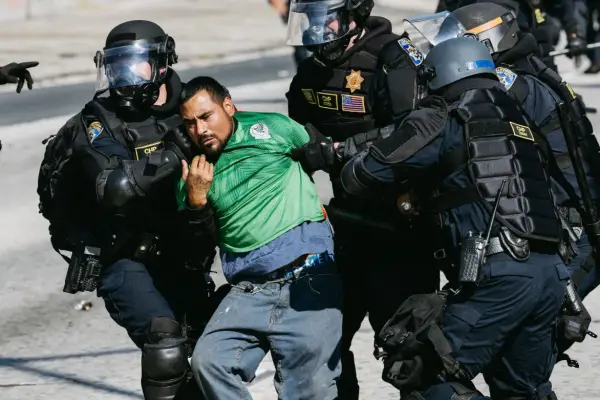 Tenso cruce en Washington por el trato a los migrantes