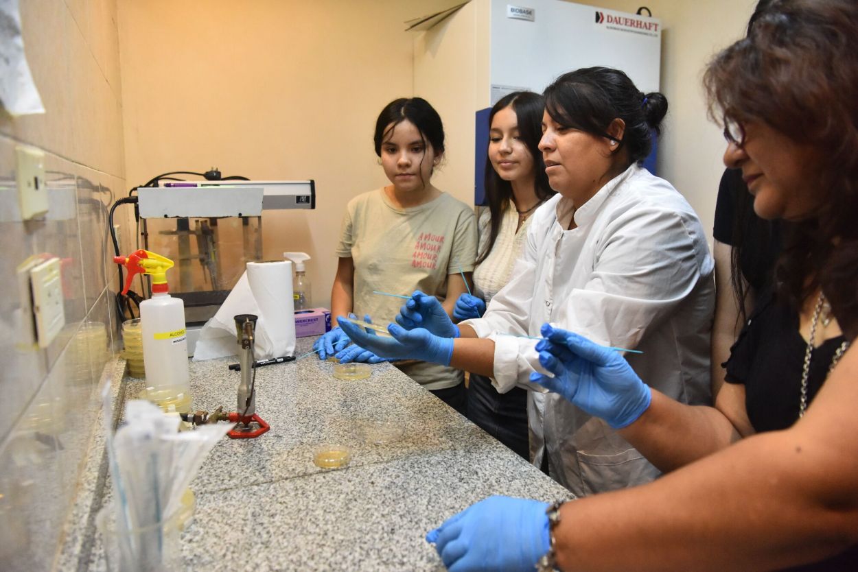 LABORATORIO. Las jóvenes se pusieron los guantes y sembraron bacterias.