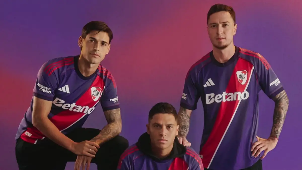 CONTROVERSIA. Martínez Quarta, Quintero y Aníbal Moreno modelaron para la polémica nueva camiseta que presentó Adidas.