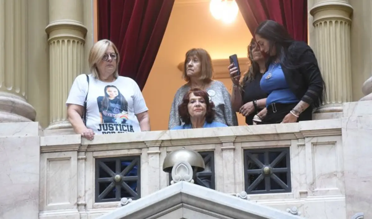 Familiares de víctimas de crímenes cometidos por menores, presentes en el recinto de Diputados