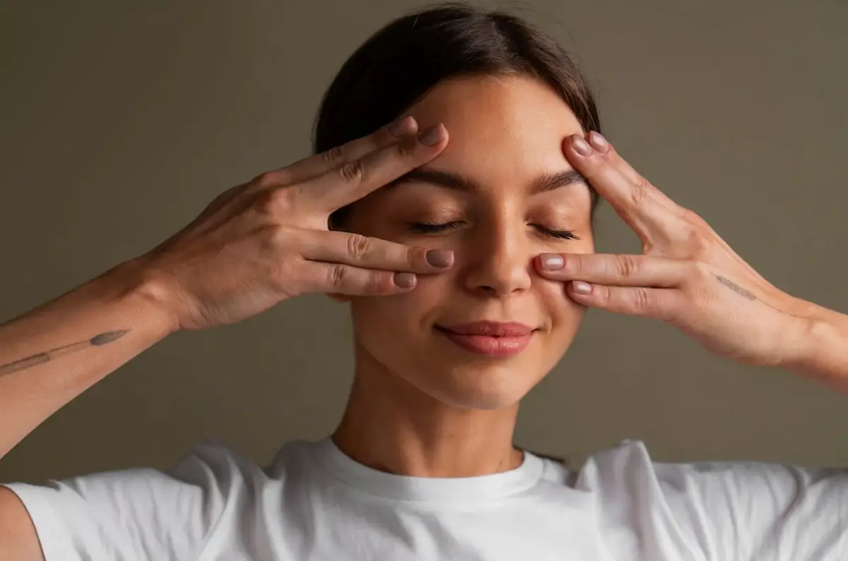 Adiós a los procedimientos intensivos: rejuvenecé tu rostro con 10 minutos de yoga facial