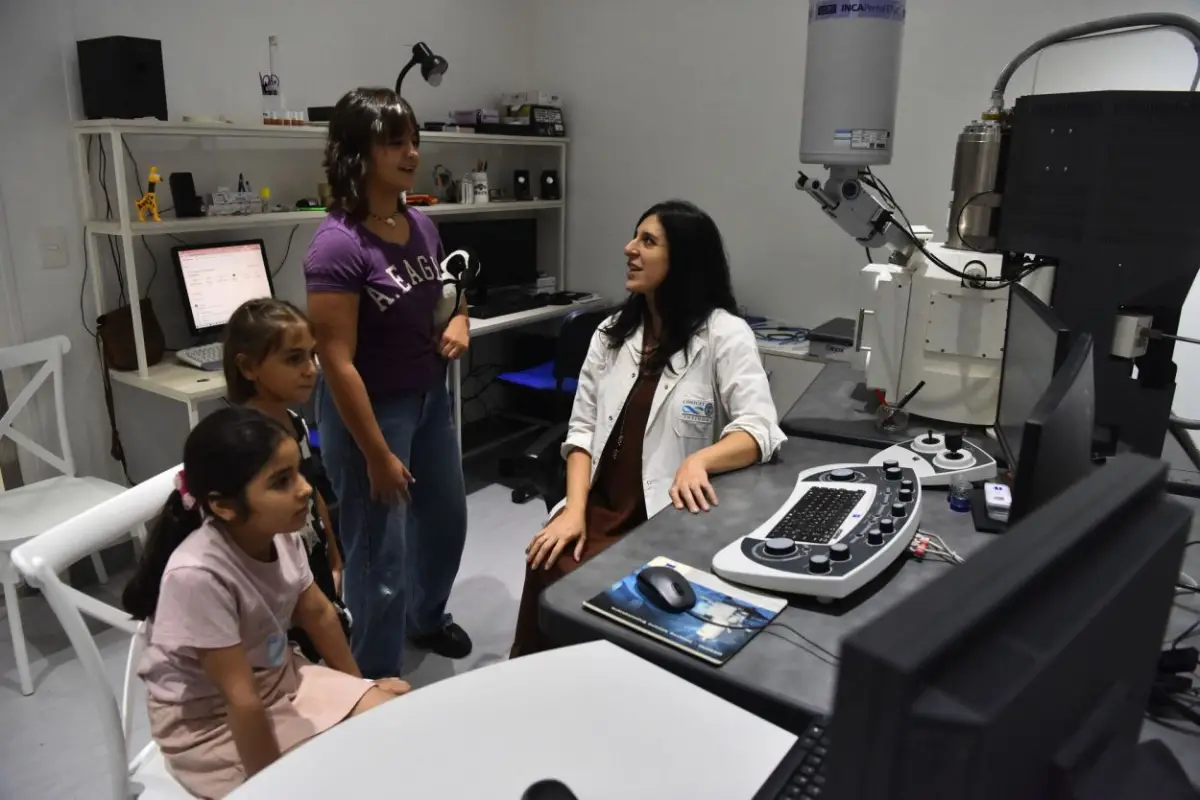 IMÁGENES. La física Nadia Vega guía a niñas y adolescentes en la observación de elementos a través de un microscopio electrónico de última tecnología. 