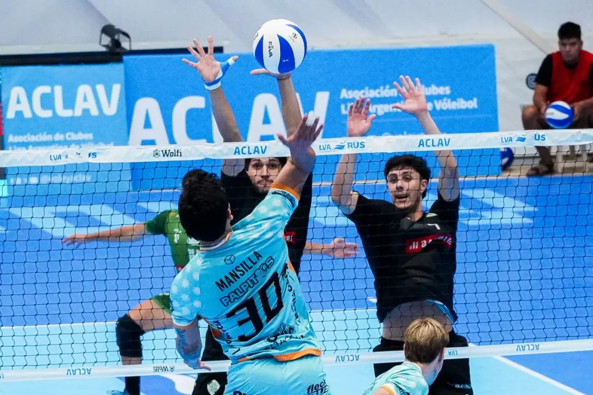 EN LAS ALTURAS. Máximo Mansilla busca perforar el bloqueo de Defensores de Banfield.