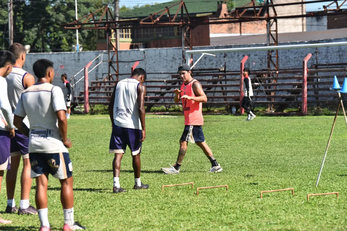 ÚLTIMOS DETALLES. Sebastián Del Carril, preparador físico, destacó la fortaleza del grupo antes de viajar a Catamarca.