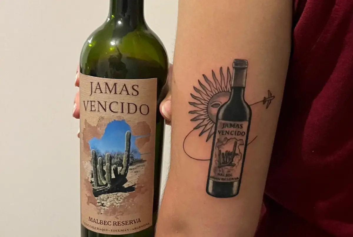 JAMÁS VENCIDO. La botella que inspiró el tatuaje que se hizo la joven francesa. 