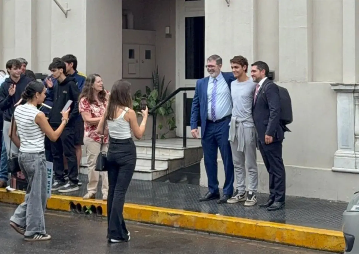 UNO DE LOS ACUSADOS. Santiago Bagne junto a sus defensores Azcárate y Santamarina, minutos después de haber recuperado la libertad.