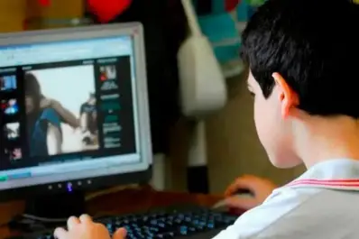 Adolescencia y pornografía: El inicio sexual ya no es un vínculo real, cuando las pantallas reemplazan la piel