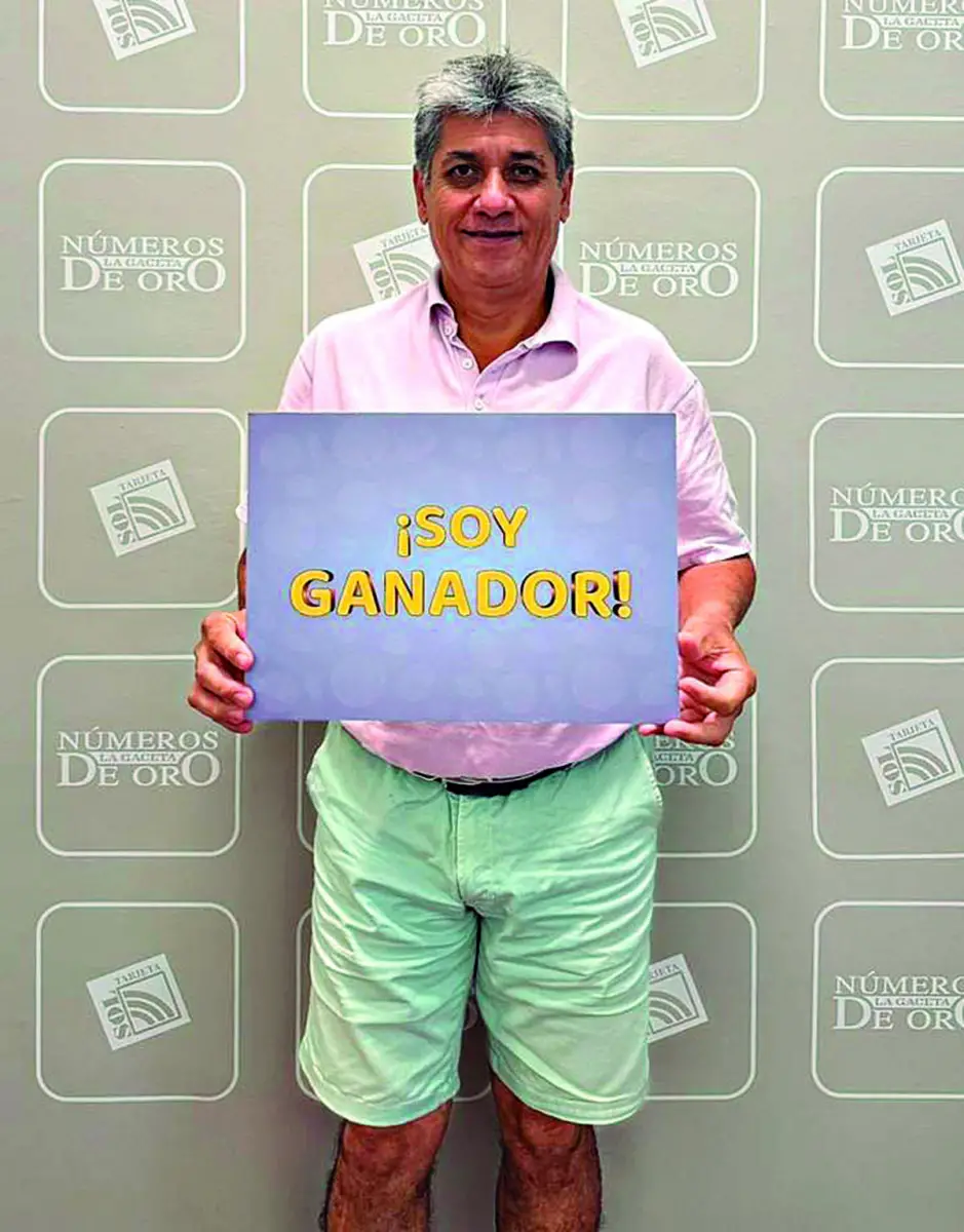 CARLOS ARRIETA. Con el diseño planea hacer una pequeña reforma en su casa.