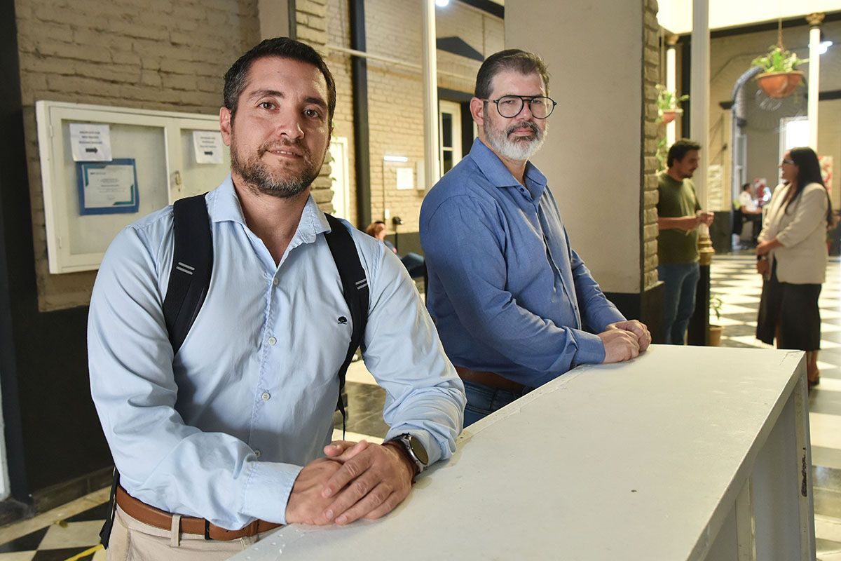 EN EL MOSTRADOR. Gonzalo Azcárate y Macario Santamarina.