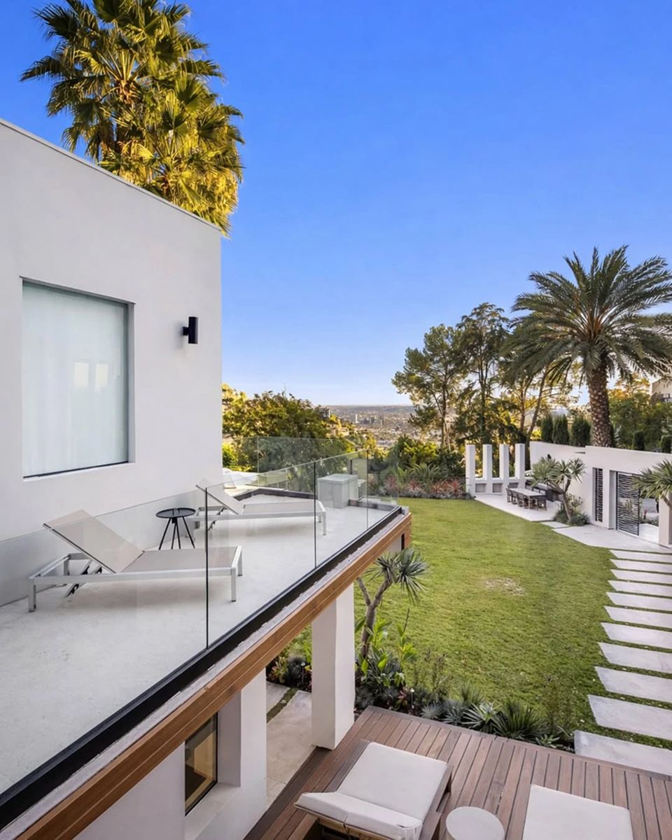 La mansión de Bad Bunny se levanta sobre un terreno de aproximadamente 2.500 metros cuadrados.