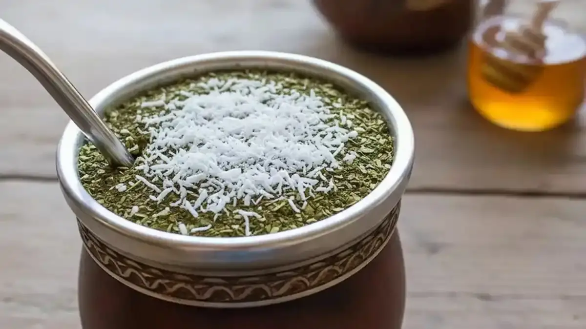 Si bien el mate se toma tradicionalmente amargo o dulce, en los últimos tiempos surgieron nuevas combinaciones que buscan potenciar sus propiedades y enriquecer su sabor. 