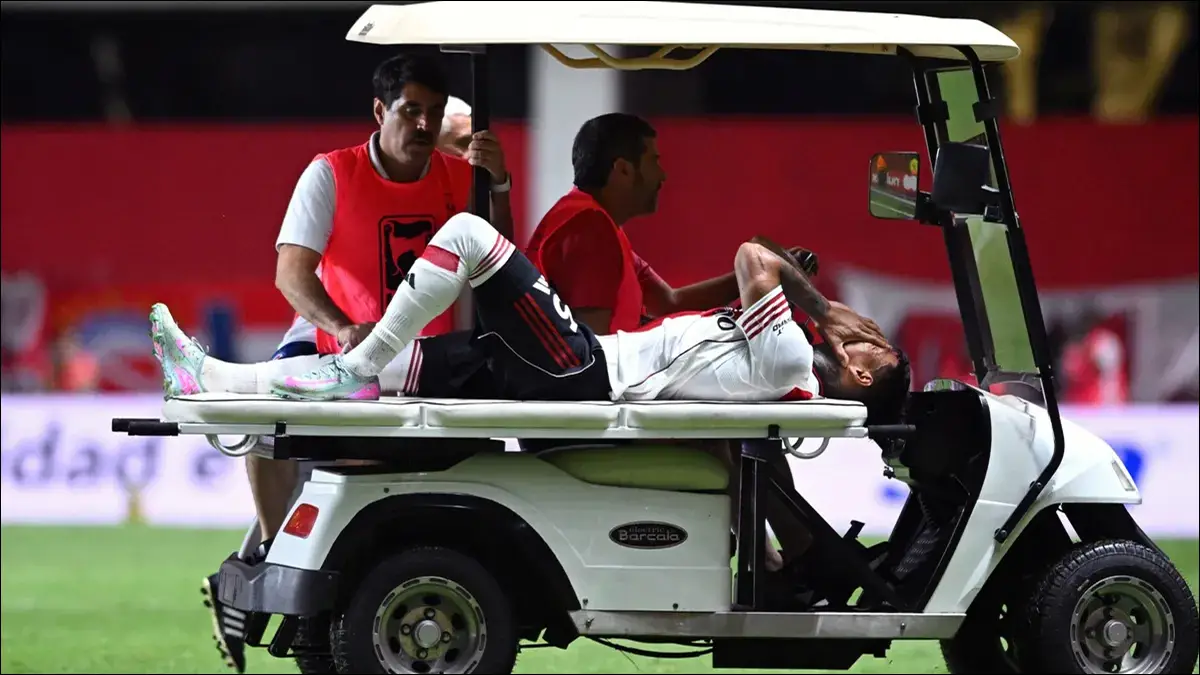 CONMOCIÓN. El jugador dejó la cancha entre lágrimas y encendió la alarma en el banco millonario.