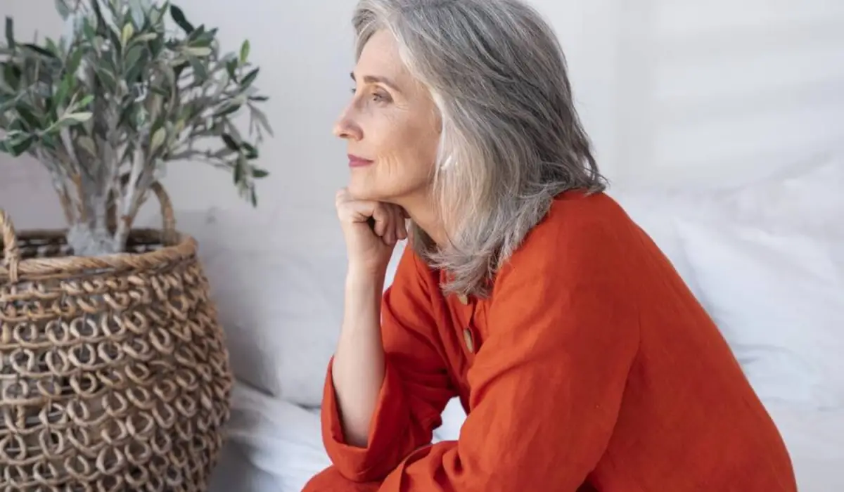 CUIDADO DEL PELO. El hábito cotidiano que vuelve amarillas las canas. 