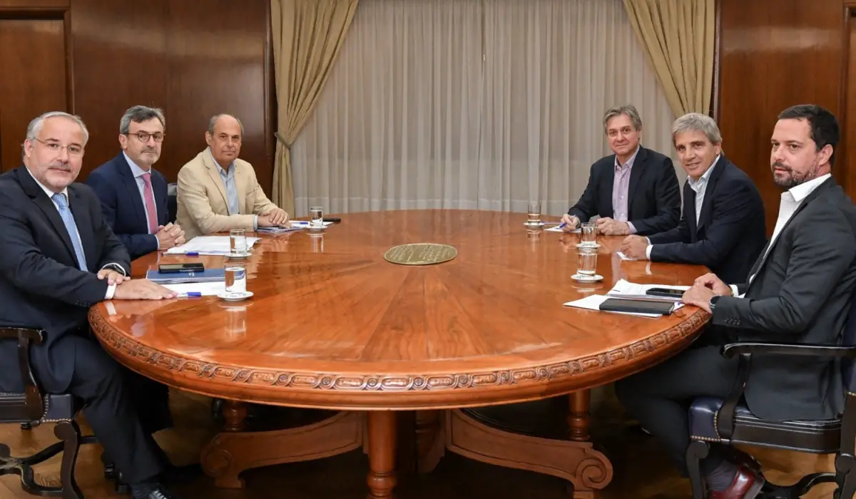 ENCUENTRO CLAVE. Luis Caputo y la cúpula de la Unión Industrial Argentina.