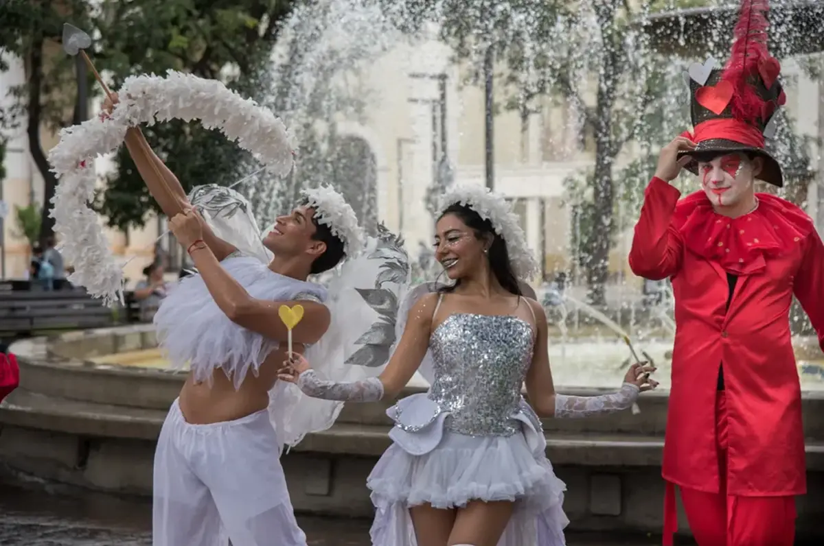 Los personajes temáticos de San Valentín recorrerán las calles del microcentro este fin de semana.