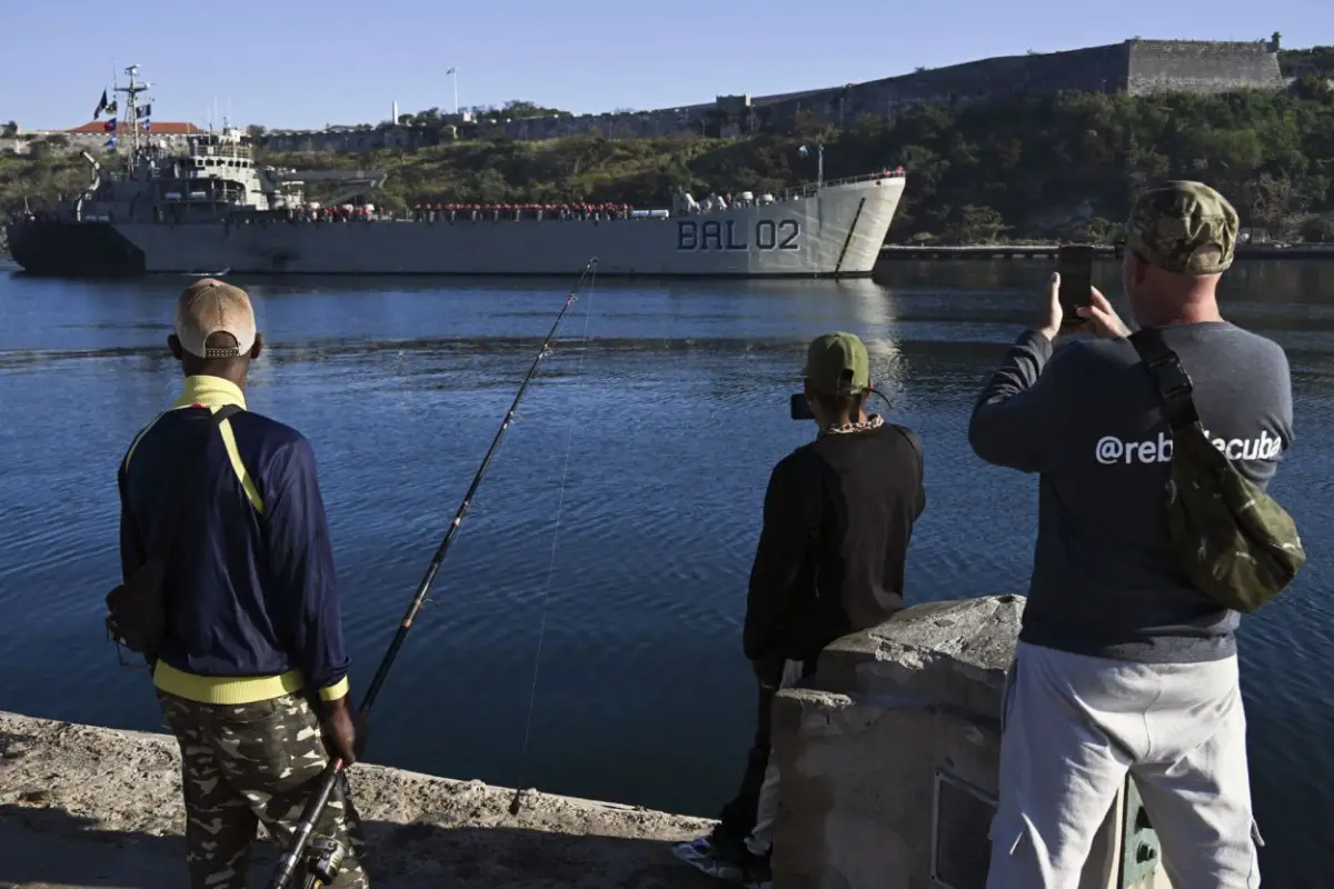 ARRIBO. Desde la bahía de La Habana, ven llegar un buque mexicano.