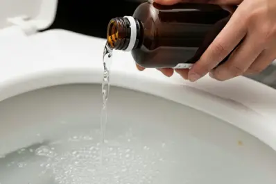 Cinco usos del agua oxigenada que pocos conocen: desde aclarar el pelo hasta limpiar la ropa blanca