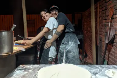 Mientras muchos salen a cenar, ellos celebran San Valentín trabajando codo a codo en su sueño