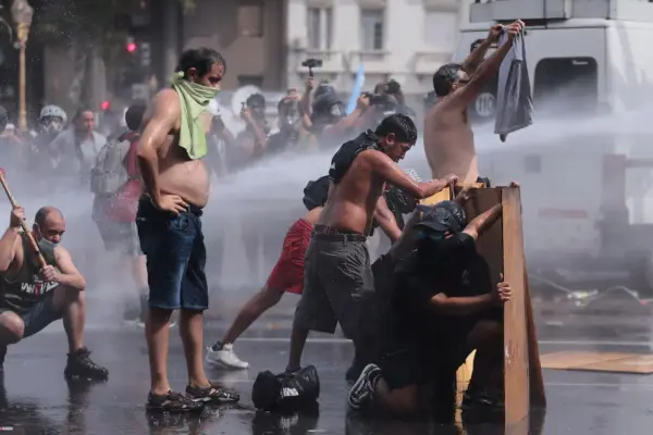 El Gobierno denunciará por terrorismo a los manifestantes que atacaron en la marcha al Congreso