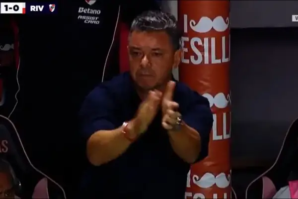 Escándalo en La Paternal: la polémica expulsión de Marcelo Gallardo por un gesto al árbitro