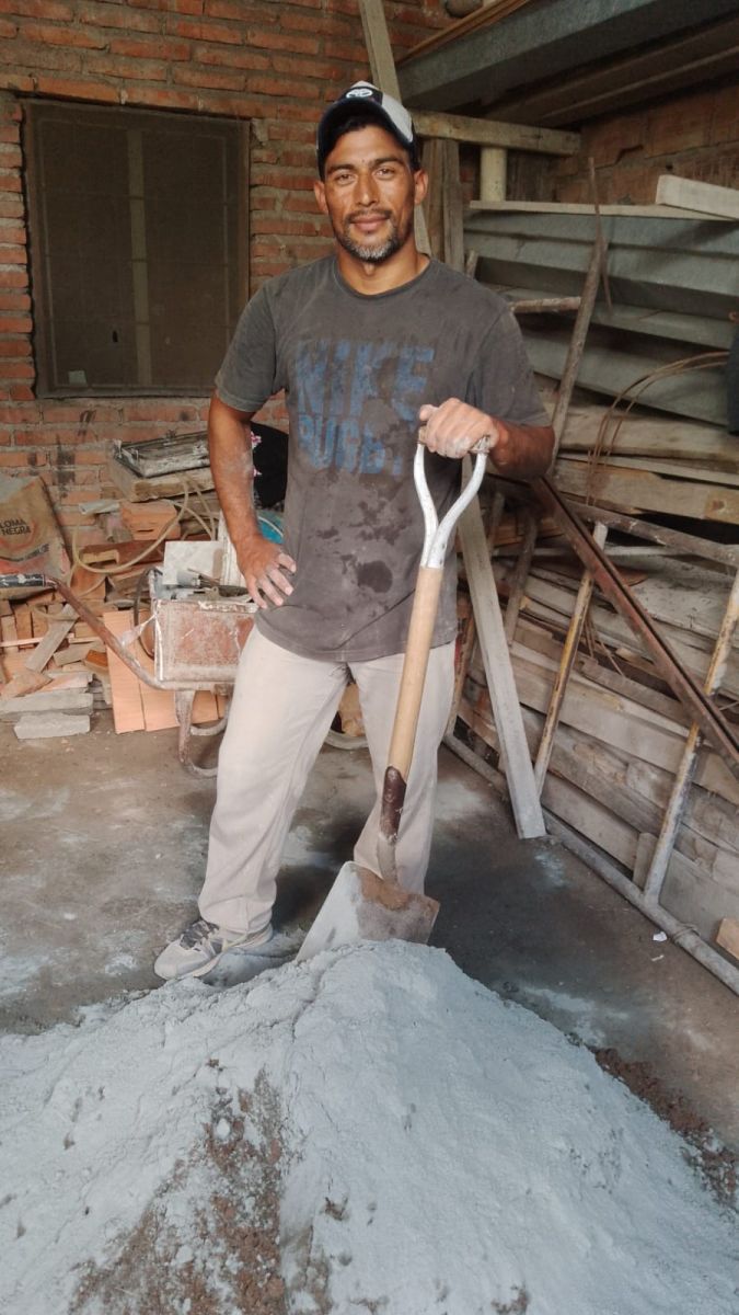 Cielorrasos, mezcla y el sueño del Federal A: el obrero de Tucumán Central que construye su propio destino