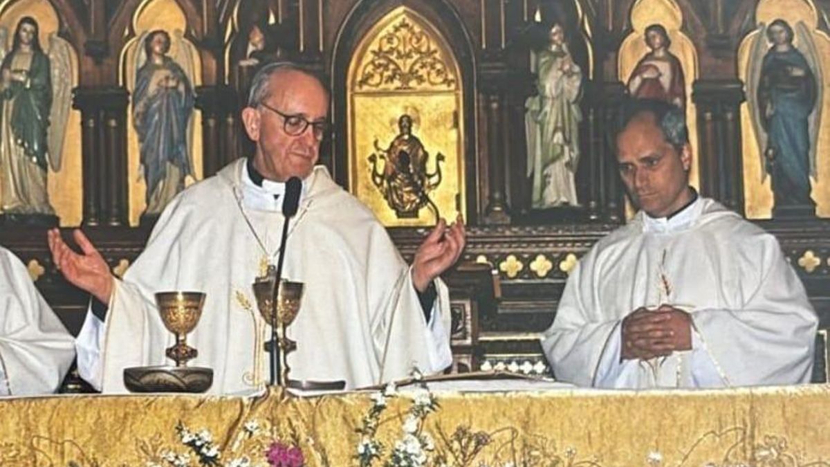 La foto del día en que los papas Francisco y León XIV celebraron misa juntos en Buenos Aires en 2006