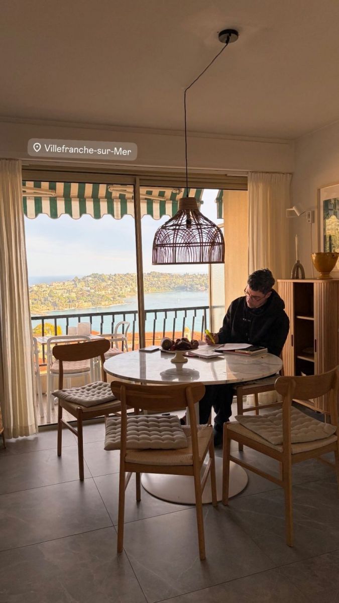 TIEMPO PARA LEER. El actor subraya con marcador flúor una fotocopia. 