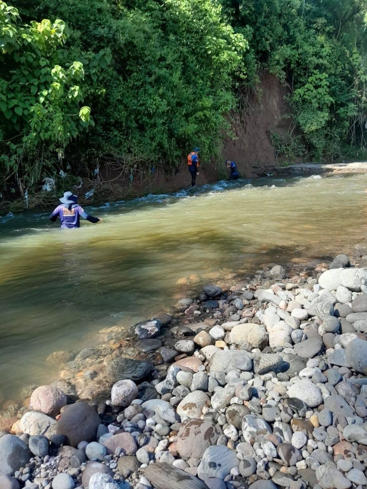 EN PLENA TAREA. Policías buscando a uno de los desaparecidos.