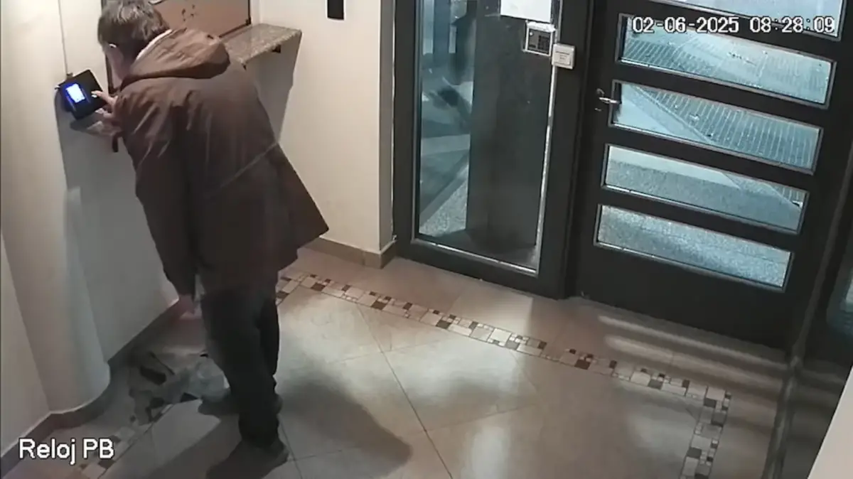 La prueba audiovisual en la que Nicolás Salvatori realiza el fichaje en su trabajo y luego se retira.