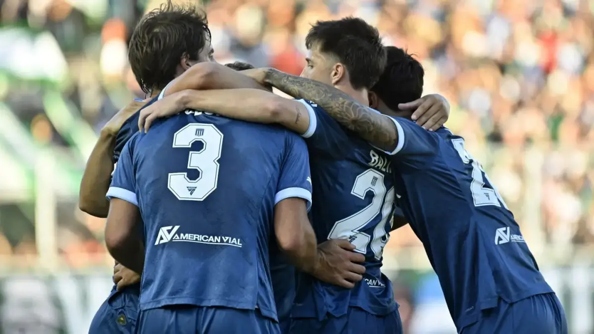 CELEBRACIÓN. Racing se impuso como visitante y va dejando atrás el mal inicio de campeonato.