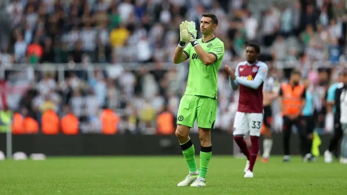 ELIMINADOS. Dibu Martínez tuvo que ingresar tras la expulsión de Bizot pero no pudo frente a Newcastle.