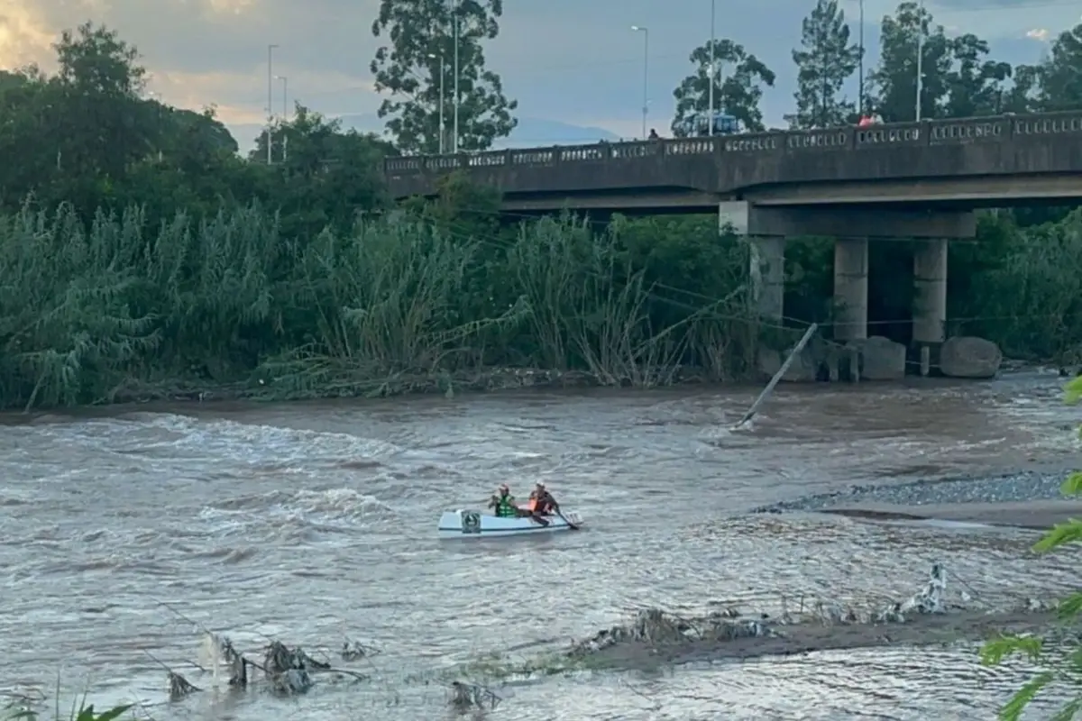 RÍO SALÍ. En pocas horas, los rescatistas intervinieron en tres casos registrados cerca del puente Lucas Córdoba.