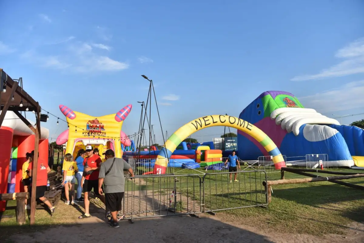 DESAFÍO. Antes de ingresar, los niños se colocan las medias obligatorias. Chicos y grandes recorren los obstáculos, toboganes y juegos del inflable hasta que logran completar el circuito. la gaceta / fotos de osvaldo ripoll