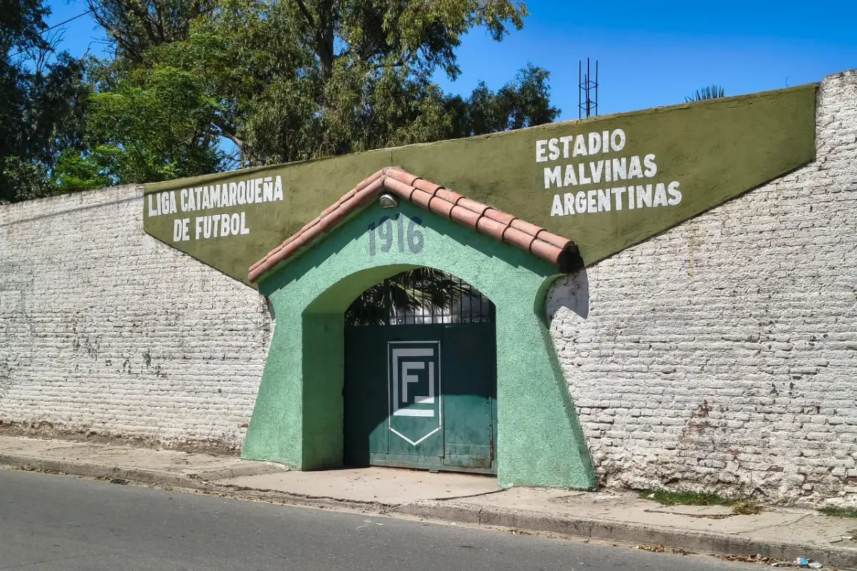 FACHADA. Así es la entrada al estadio de la Liga Catamarqueña.