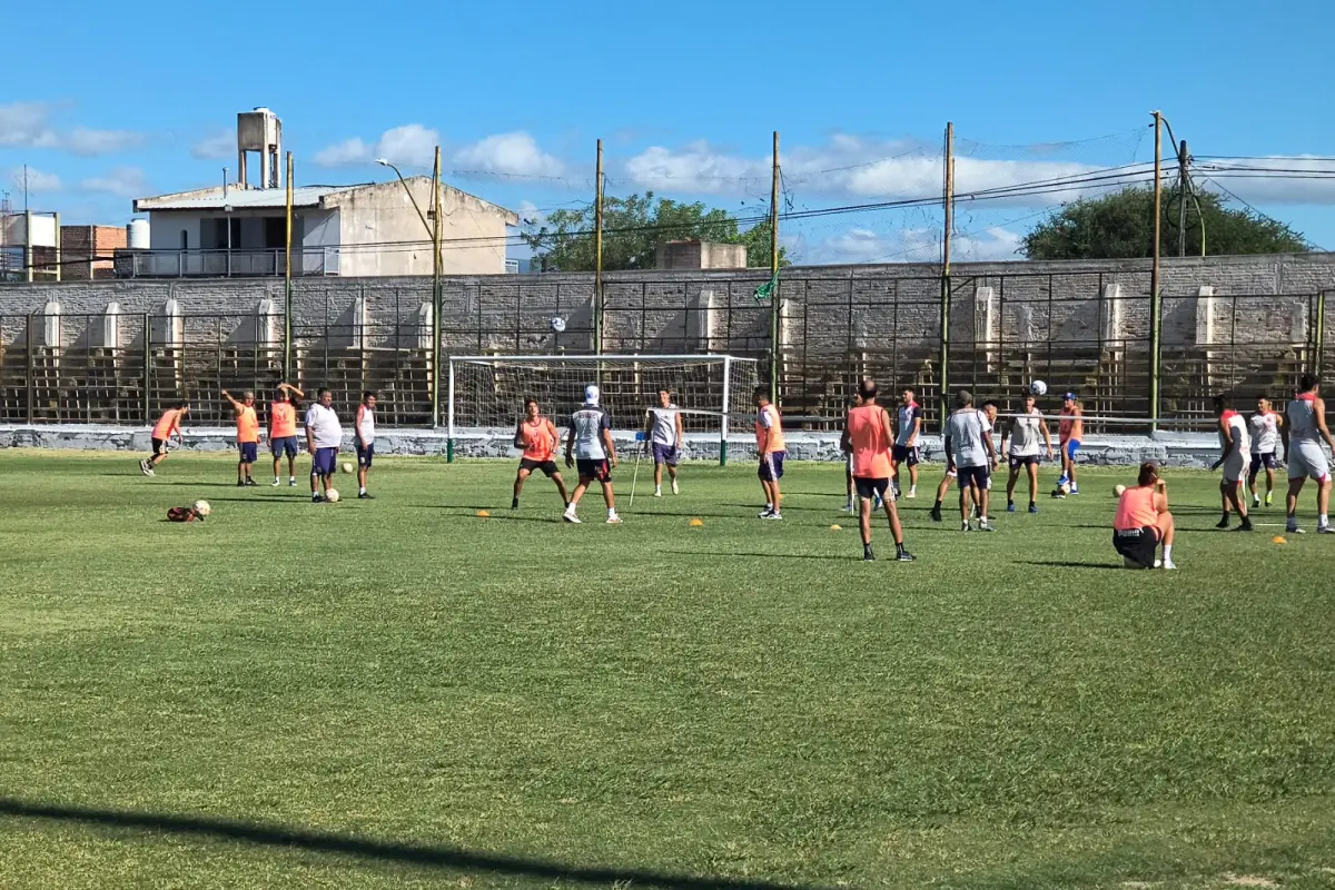 ÚLTIMA PRÁCTICA. Durante la tarde, el plantel de Tucumán Central entrenó en el estadio de la Liga Catamarqueña.