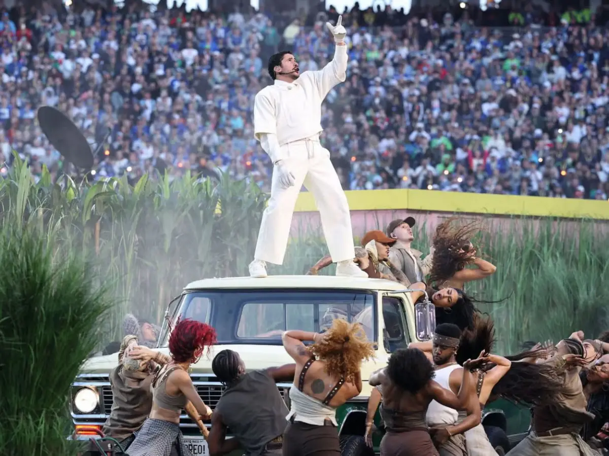 Bad Bunny durante su presentación en el Super Bowl. 