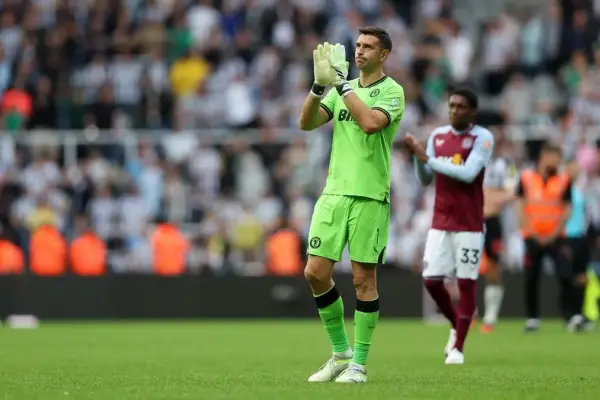 El Aston Villa de Dibu Martínez quedó eliminado de la FA Cup tras caer 3-1 ante Newcastle