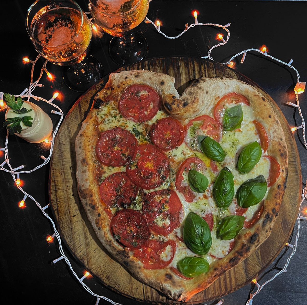 DETALLE. Para el 14 de febrero prepararon una propuesta especial pensada para quienes eligen celebrar el amor compartiendo una pizza.