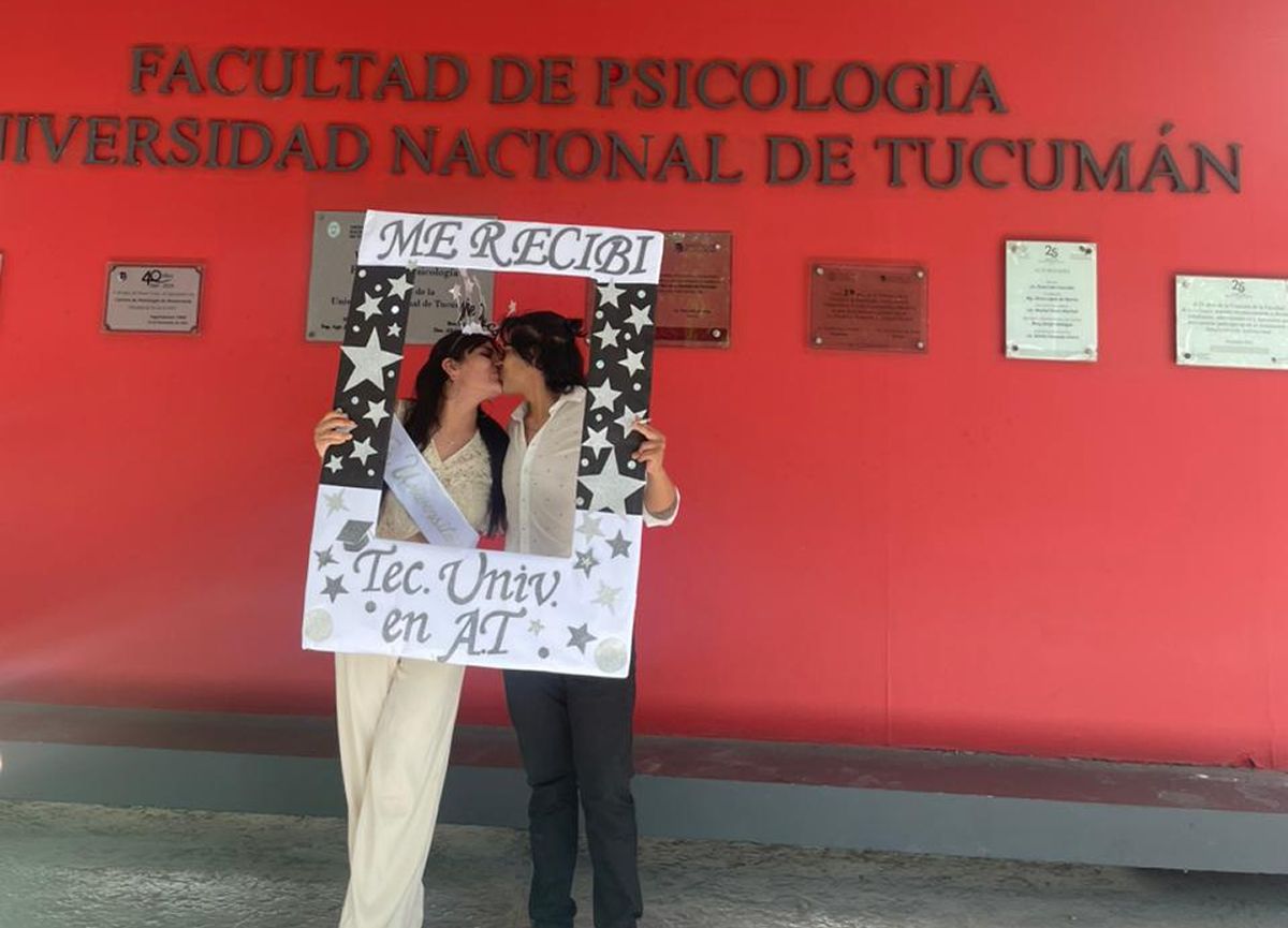 LOGRO. Paula el día que se recibió de acompañante terapéutica, una meta que pudo alcanzar gracias a la flexibilidad que le dio el emprendimiento que comparte con Lucas.