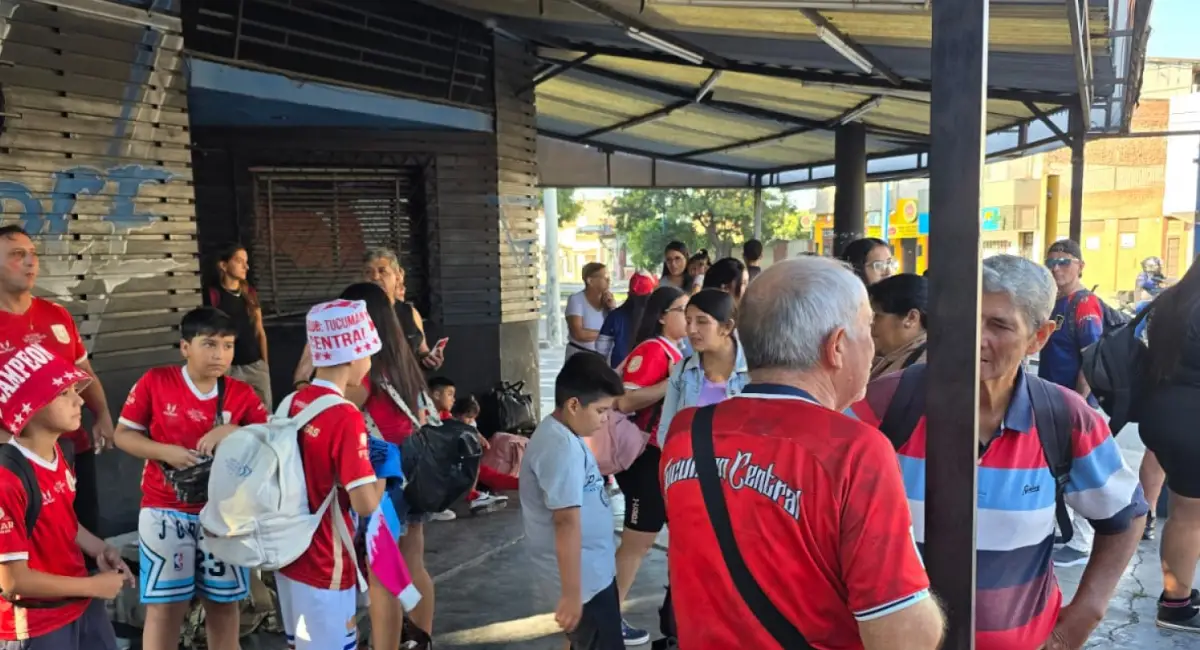 CONCENTRACIÓN. Los hinchas de Tucumán Central se reunieron en avenida Juan B. Justo 1500 para salir rumbo a Catamarca.