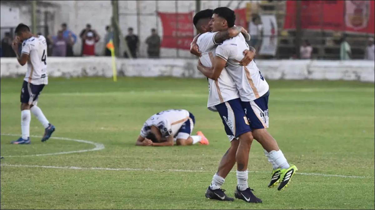 ASCENSO. El “Rojo” encontró alivio en el final, resistió la serie desde el punto blanco y desató el festejo de su gente.