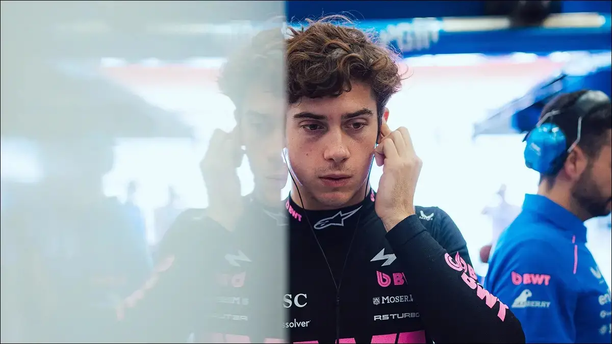 BUEN RITMO. El argentino completó el plan del equipo y se mantuvo entre los tiempos de referencia durante la tanda matutina. ./X @AlpineF1Team