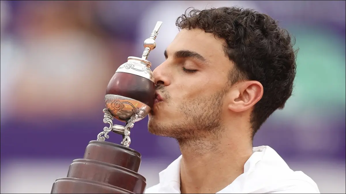 CAMPEÓN. Cerúndolo se emocionó tras conseguir el trofeo más esperado en casa.